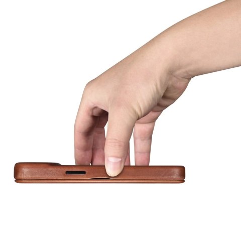 ICarer CE Oil Wax Premium Leather Folio Case skórzane etui iPhone 14 Plus z klapką magnetyczne MagSafe brązowy (AKI14220707-BN)