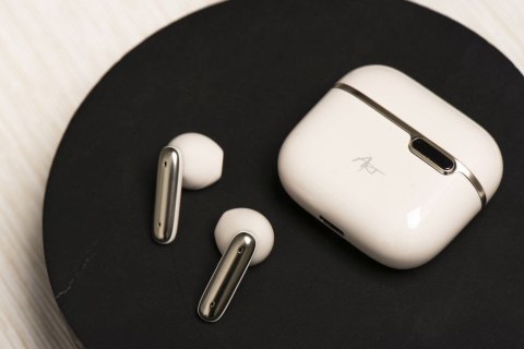 Słuchawki bezprzewodowe douszne Art TWS + stacja dokująca ze złączem USB C AP-TW-B4W białe