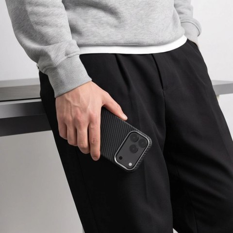 Etui Tech-Protect Ion Carbon MagSafe na iPhone 18 Pro / 17 Pro - czarno-srebrne