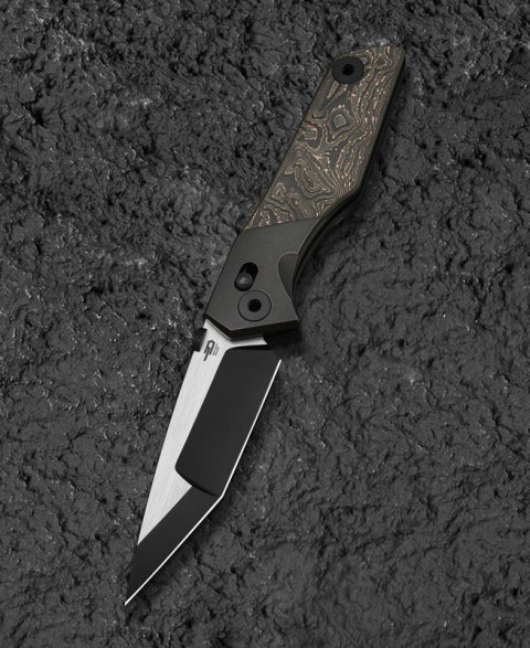 Nóż składany Bestech Cetus Bronze Black Titanium / Carbon Fiber, Black PVD / Satin M390 by Poltergeistworks (BT2304D)